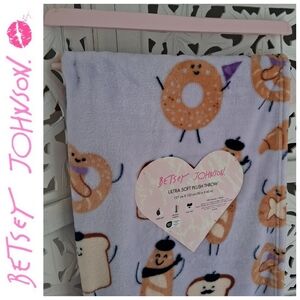 🔥🔥Betsey Johnson💗🥐French Patisserie Throw Blanket